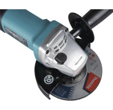 Makita Winkelschleifer in Türkis und Silber mit Metallschleifscheibe und schwarzem Zusatzhandgriff.
