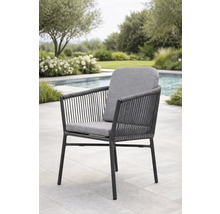Chaise de jardin moderne avec tressage en corde, cadre en métal et coussins gris sur une terrasse au bord d une piscine.