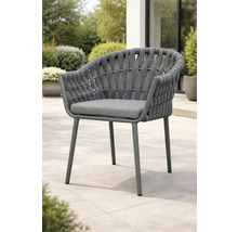 Chaise de jardin moderne avec tressage en corde grise, cadre en métal et coussin sur une terrasse lumineuse et pavée avec des plantes.