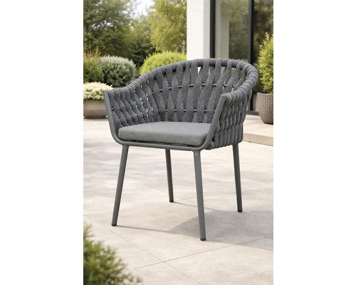 Chaise de jardin moderne avec tressage en corde grise, cadre en métal et coussin sur une terrasse lumineuse et pavée avec des plantes.