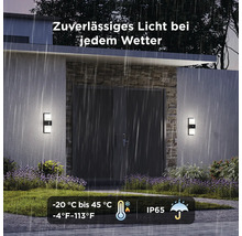 Zwei Außenwandleuchten an einer Hausfassade bei Regen. Wetterfest von minus 20 bis 45 Grad Celsius und Schutzart IP65.