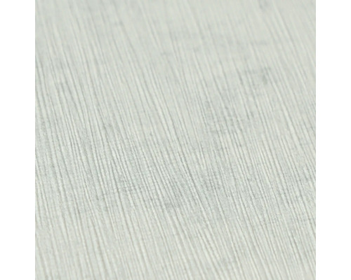 Gros plan d'un papier peint gris clair avec une structure de fines lignes verticales.