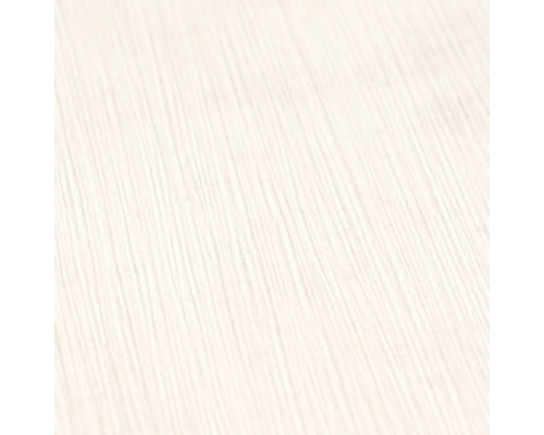 Gros plan d'un papier peint intissé clair avec une structure de lignes verticales fines.