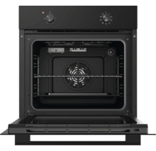 Four encastrable noir avec porte ouverte, comprenant une grille, une plaque de cuisson et un ventilateur de convection.