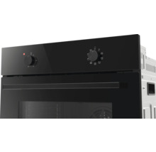 Four encastrable avec façade en verre noir, deux boutons rotatifs pour la température et les fonctions de cuisson et une poignée noire.