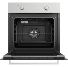 Einbaubackofen mit geöffneter Tür, Edelstahl-Bedienblende, schwarzem Innenraum, Backofenrost und Umluftventilator.