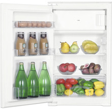 Geöffneter weißer Kühlschrank mit Eiern, Kaffeegetränken, Wasserflaschen sowie Obst und Gemüse in transparenten Fächern und Schalen.