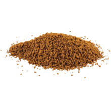Granulés bruns de nourriture pour poissons en petit tas.