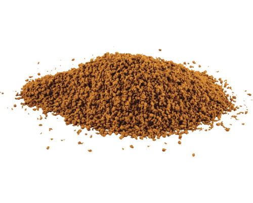 Granulés bruns de nourriture pour poissons en petit tas.