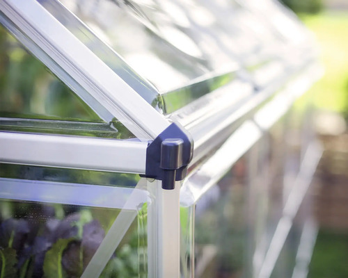 Detailaufnahme einer Eckverbindung eines Gewächshauses mit Aluminiumprofilen und transparenter Folie.