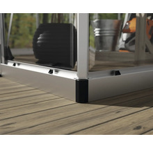 Nahaufnahme der Aluminium-Bodenprofile eines Gewächshauses mit Eckverbinder auf einer Holzterrasse.