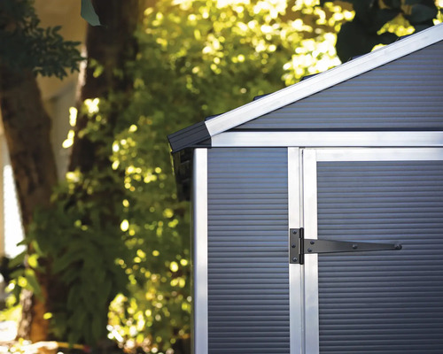 Gartenhaus mit horizontalen Lamellen, Aluminiumrahmen und schwarzem Türscharnier.