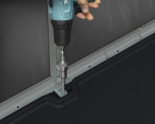 Handmontage eines Metallwinkels an einem Wandelement mit einem Akkubohrschrauber.