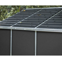 Gros plan du toit d'un abri de jardin avec des panneaux solaires installés et un cadre métallique.