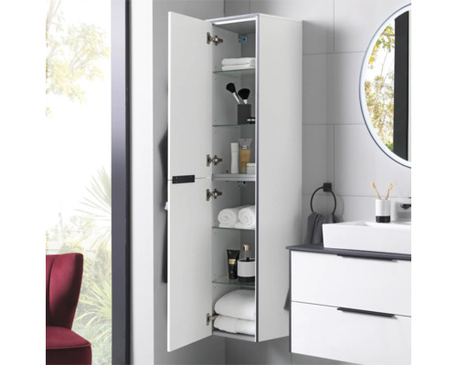 Weißer, wandhängender Bad-Hochschrank mit geöffneter Tür und Glaseinlegeböden in einem hellen, modernen Badezimmer.