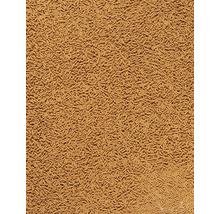 Gros plan de granulés cylindriques bruns pour poissons de bassin.