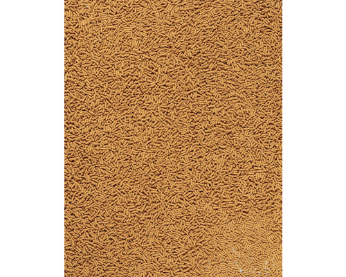 Gros plan de granulés cylindriques bruns pour poissons de bassin.