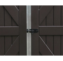 Double porte marron foncé avec verrou coulissant en métal et bandes verticales.