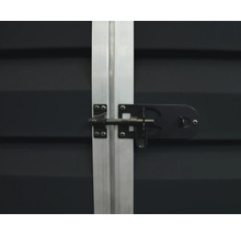 Verrou à glissière en métal sur une porte foncée avec profilé métallique argenté, adapté aux cadenas.