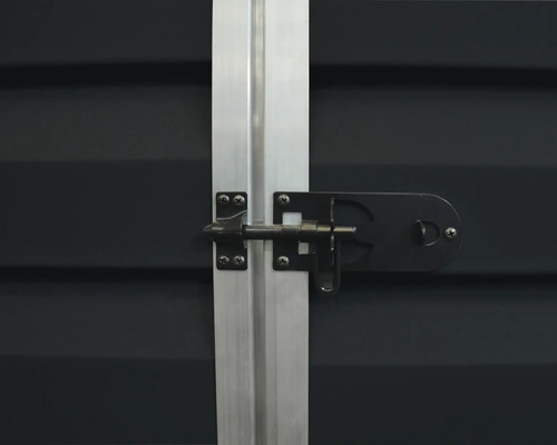 Verrou à glissière en métal sur une porte foncée avec profilé métallique argenté, adapté aux cadenas.