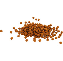 Braune Futterpellets in unregelmäßiger Form.
