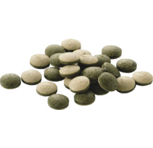 Zweifarbige Futtertabletten für Aquariumfische.