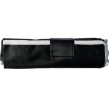 Trousse à outils fermée en textile noir avec bordure blanche et fermeture auto-agrippante.