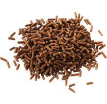 Braune, zylinderförmige Futterpellets.