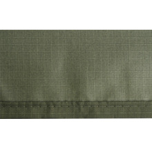 Vue détaillée d'un tissu ripstop vert olive avec un motif quadrillé et un ourlet cousu.