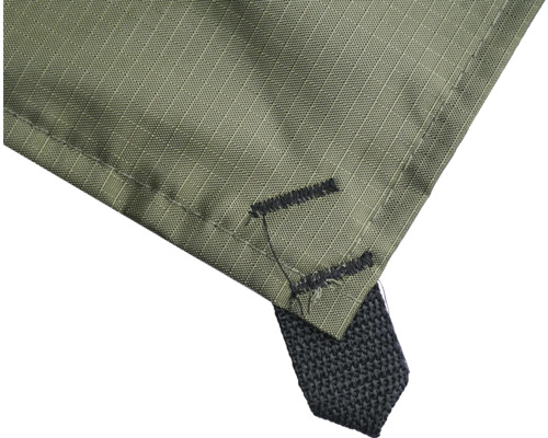 Vue de détail d'une bâche de protection verte en tissu avec un coin renforcé et une boucle de fixation noire.