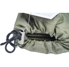 Gros plan d un sac de rangement en tissu vert avec un cordon de serrage noir et un arrêt de cordon argenté.