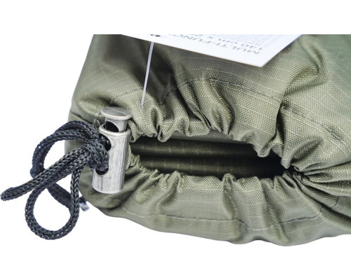 Gros plan d un sac de rangement en tissu vert avec un cordon de serrage noir et un arrêt de cordon argenté.