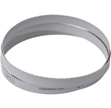 Bandsägeblatt aus Metall mit scharfen Zähnen, zur Kreisform gerollt.