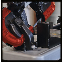 Metallbandsäge im Einsatz beim Schneiden eines Werkstücks mit Klemmsystem auf einem stabilen Standfuß.