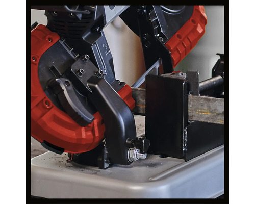 Metallbandsäge im Einsatz beim Schneiden eines Werkstücks mit Klemmsystem auf einem stabilen Standfuß.