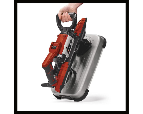 Einhell Akku-Bandsäge mit Handgriff auf einem Arbeitstisch montiert.