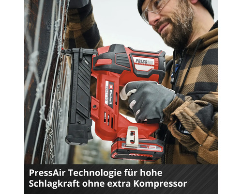 Einhell Akku-Nagler Fixetto mit PressAir Technologie wird an einem Holzzaun mit Drahtgeflecht eingesetzt.