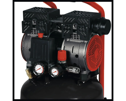 Nahaufnahme eines Kompressormotors mit zwei Manometern, einem Druckregler und einem Doppelzylinderaggregat.