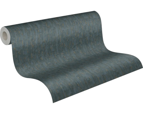 Papier peint intissé avec une surface structurée en anthracite et doré, rouleau partiellement déroulé.