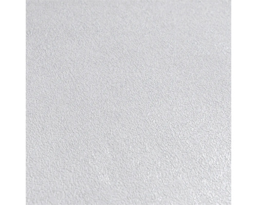 Vue rapprochée d'un papier peint intissé blanc avec une structure d'aspect crépi.