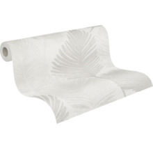Papier peint intissé avec motif de plumes et surface structurée, partiellement déroulé.