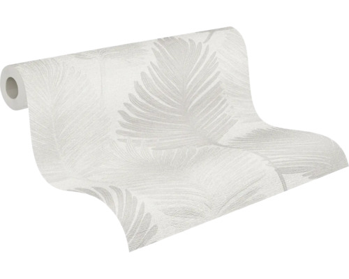 Papier peint intissé avec motif de plumes et surface structurée, partiellement déroulé.