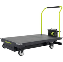 Gelber und schwarzer Zipper Elektro-Plattformwagen mit großer Ladefläche und Schiebebügel für den Transport schwerer Lasten.