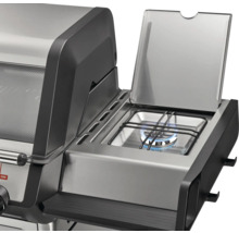 Gaskocher eines Gasgrills mit Flamme und aufgeklapptem Deckel aus Edelstahl.