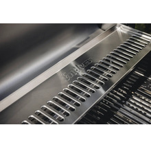 Warmhalterost aus Edelstahl mit Schlitzen und Enders Logo in einem Gasgrill.