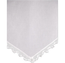Rideau vitrage gris clair avec une bordure en dentelle blanche et des petits pompons sur le bord inférieur.