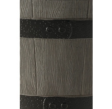 Vue détaillée d'un récupérateur d'eau de pluie aspect bois avec cerclages horizontaux et rivets.