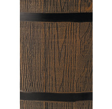 Detailansicht einer Regentonne in Holzoptik mit ausgeprägter Maserung und horizontalen Fassreifen.