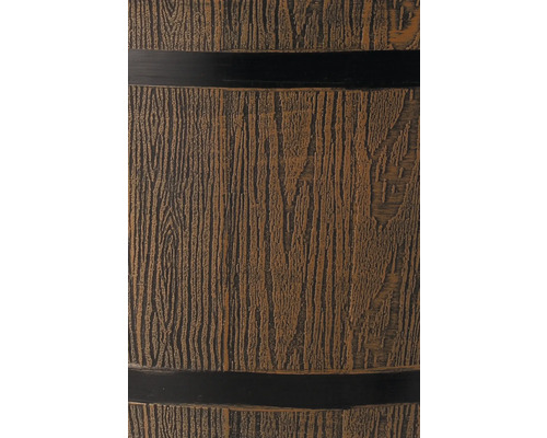 Detailansicht einer Regentonne in Holzoptik mit ausgeprägter Maserung und horizontalen Fassreifen.