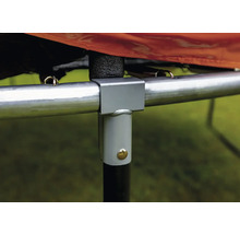 Detailaufnahme einer T-Verbindung am Rahmen eines Gartentrampolins aus verzinktem Stahl.